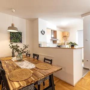  Апартаменты Gozsdu White Raven Residence 305